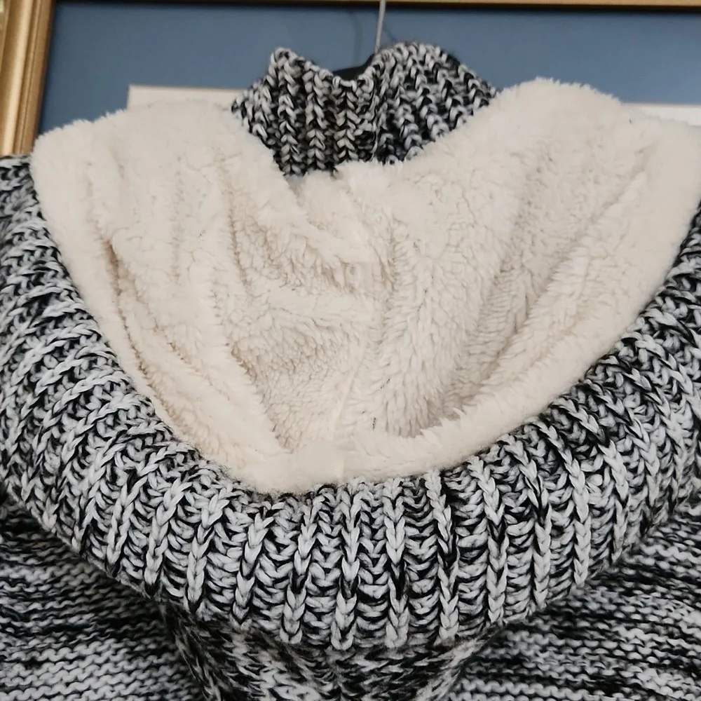 Cavalini Sweater Vest hoodie Super Cozy Zipper and button closure size M Winter